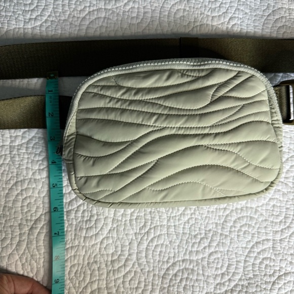 Lululemon Athletica Quilted Belt Bag in Olive Green special edition - Picture 6 of 7
